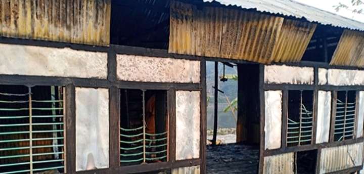 গোপালগঞ্জে বিরোধপূর্ন মসজিদে আগুন