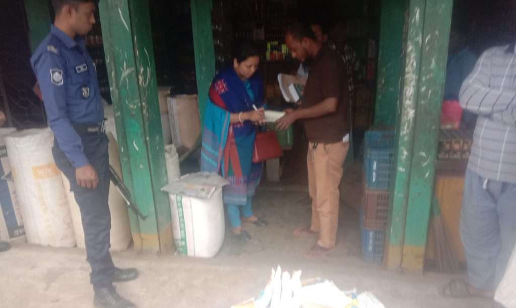পাড়ুয়া বাজারে ভ্রাম্যমান আদালতের অভিযানে তিন প্রতিষ্ঠানকে জরিমানা