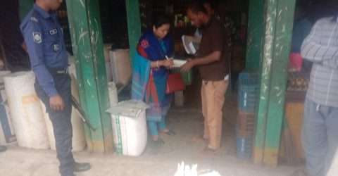 পাড়ুয়া বাজারে ভ্রাম্যমান আদালতের অভিযানে তিন প্রতিষ্ঠানকে জরিমানা