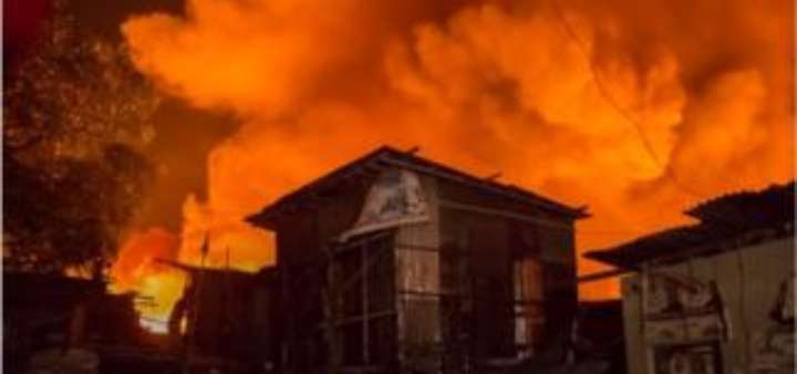 ঢাকায় আবাসিক এলাকায় আগুনে পুড়ে তিনজন নিহত