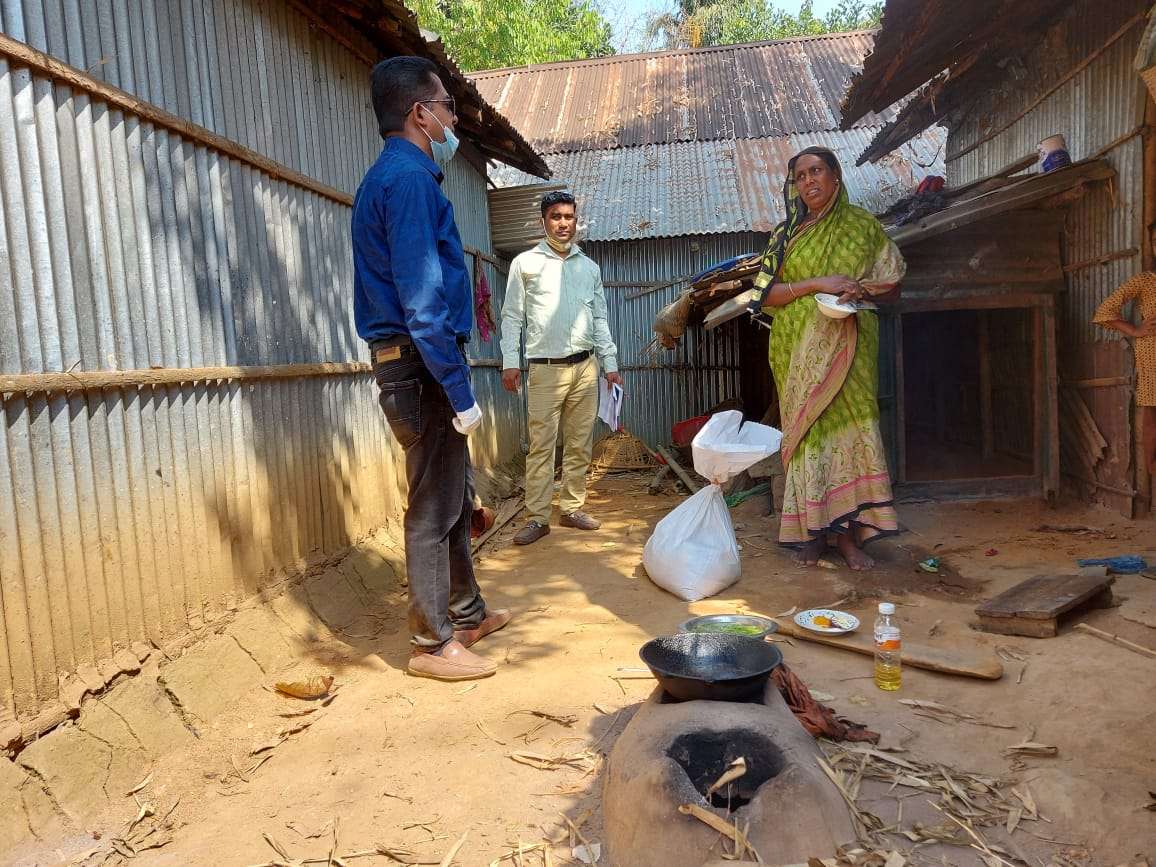 কোম্পানীগঞ্জে অসহায় পরিবারদের হাতে ত্রাণ তুলে দিলেন ইউএনও সুমন আচার্য