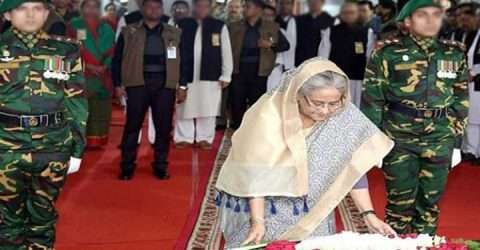 বঙ্গবন্ধুর প্রতিকৃতিতে ফুলেল শ্রদ্ধা জানালেন প্রধানমন্ত্রী শেখ হাসিনা