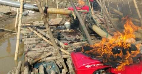 বিছনাকান্দি খুঁড়ছে সেলো মেশিন পুড়ছে