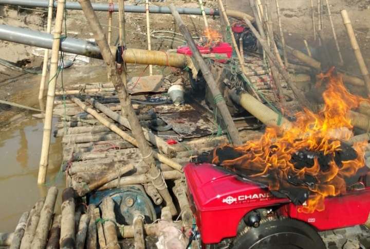 বিছনাকান্দি খুঁড়ছে সেলো মেশিন পুড়ছে