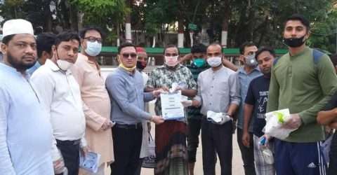 সিলেট নগরীতে  বিনামূল্যে মাস্ক-স্যানিটাইজার ও সাবান দিলেন ইমতিয়াজ তালুকদার