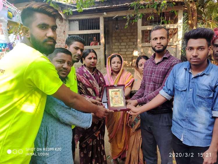 কোম্পানীগঞ্জ বিসর্জন পরিবারের পক্ষ থেকে সাবেত্রী রাণীকে বিবাহ স্মারক প্রদান