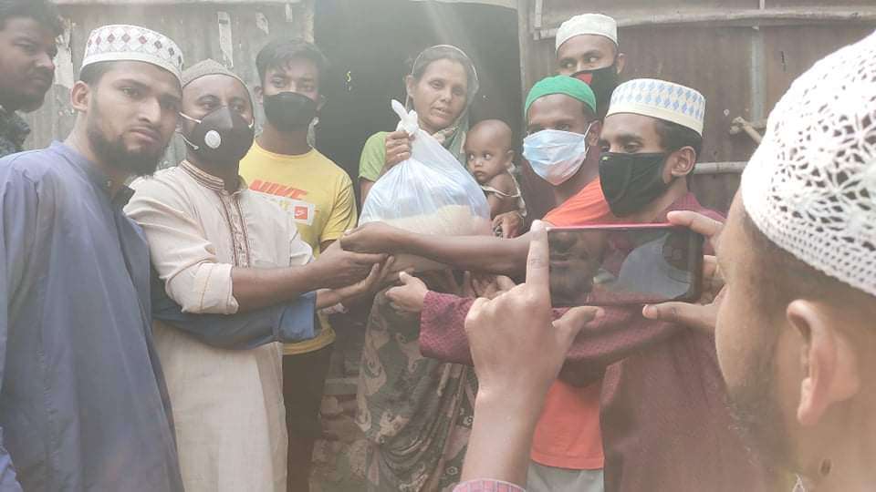 হত-দরিদ্রদের ঘরে ছুটে গেলেন আল ইত্তেহাদ যুব সংঘ