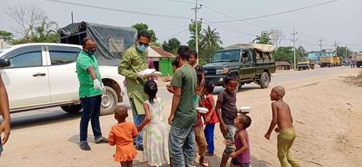 মানবিক ইউএনও সুমন আচার্য, বেতনের টাকায় অসহায় ৫০০ জনকে খাদ্য খাওয়ালেন