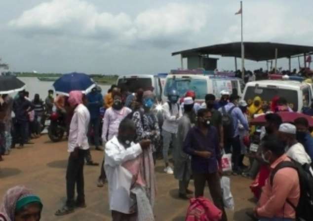 কাঁঠালবাড়ি-শিমুলিয়া নৌ-রুটে ঢাকামুখী যাত্রীদের ভিড়