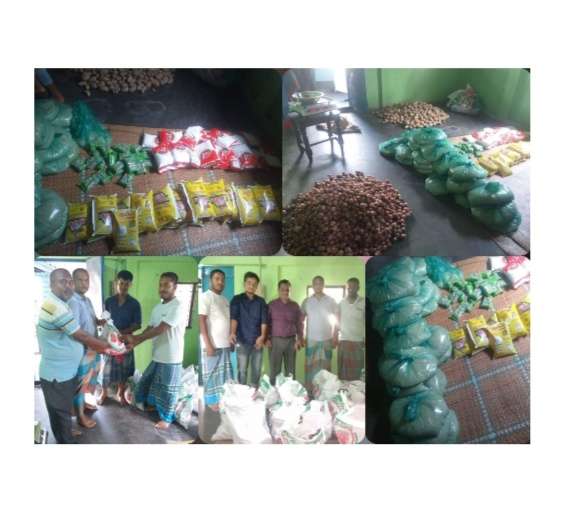 অসহায় মানুষের পাশে সহকারী অধ্যাপক মুর্শেদ আলম