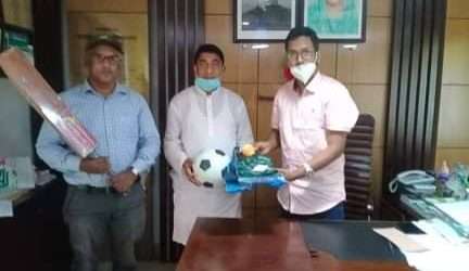 ধর্মপাশায় করোনাজয়ী কিশোরের বাড়িতে ইউএনও’র উপহার