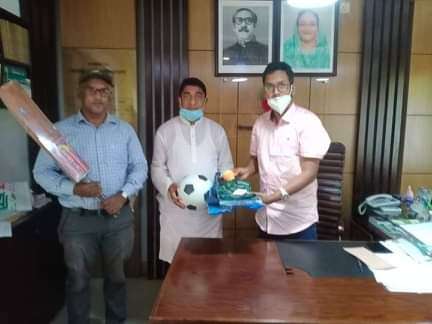 ধর্মপাশায় করোনাজয়ী কিশোরের বাড়িতে ইউএনও’র উপহার