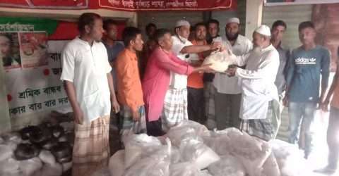 ৫ শত শ্রমিককে ঈদ উপহার দিলেন আওয়ামীলীগ নেতা সিরাজুল ইসলাম