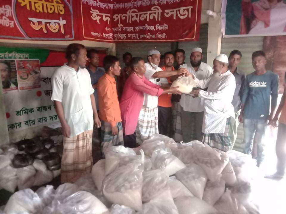 ৫ শত শ্রমিককে ঈদ উপহার দিলেন আওয়ামীলীগ নেতা সিরাজুল ইসলাম