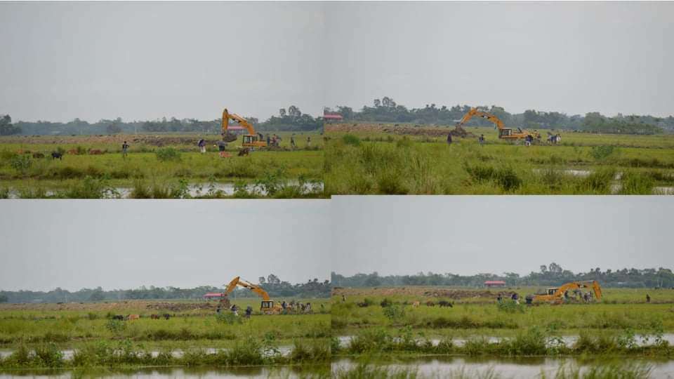 গোয়াইনঘাটে সরকারি গোপাটে ‘অবৈধভাবে’ মাটি খনন করে জলাশয় তৈরি চলছে