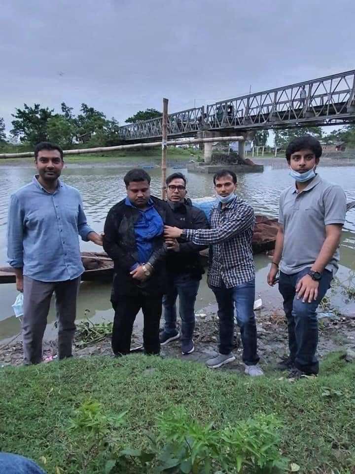 অস্ত্র সহ র‍্যাবের খাচাঁয় বন্দি রিজেন্ট গ্রুপের চেয়ারম্যান শাহেদ