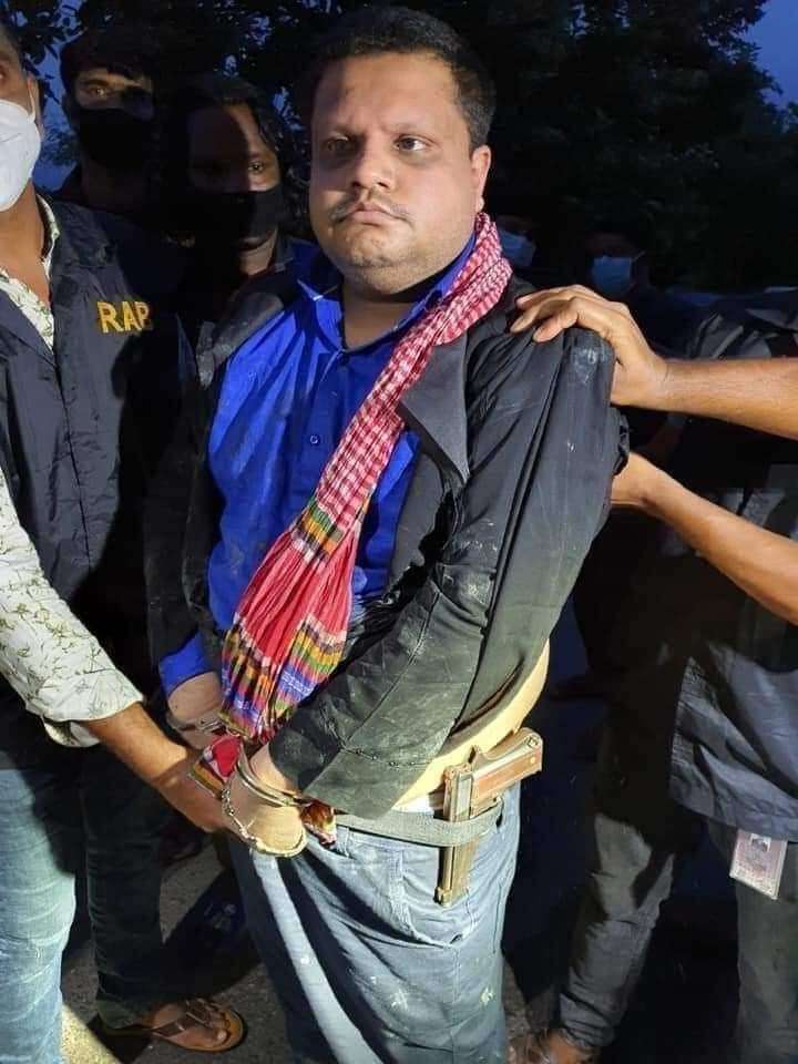 অস্ত্র সহ র‍্যাবের খাচাঁয় বন্দি রিজেন্ট গ্রুপের চেয়ারম্যান শাহেদ