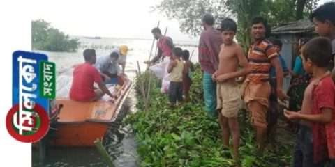 ধর্মপাশায় ৫ শত বন্যার্ত পরিবারকে শুকনো খাবার ও চাল বিতরণ