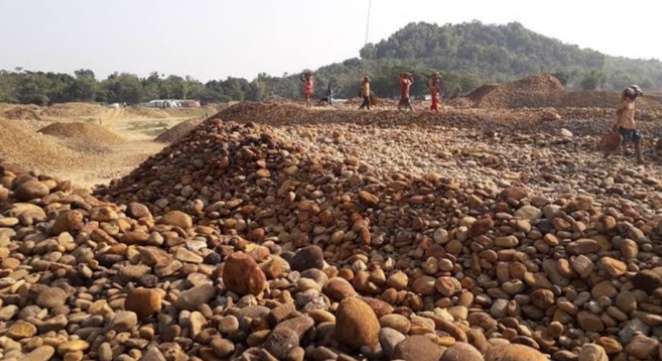 কানাইঘাটে অবৈধ ভাবে উত্তোলিত অর্ধশত কোটি টাকার পাথর নিলামে বিক্রি হবে