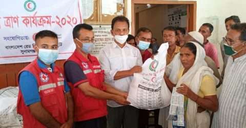 ধর্মপাশার জয়শ্রী ইউনিয়নে বন্যার্ত পরিবারের মধ্যে খাদ্যসামগ্রী বিতরণ করলেন এড.হায়দার চৌধুরী লিটন