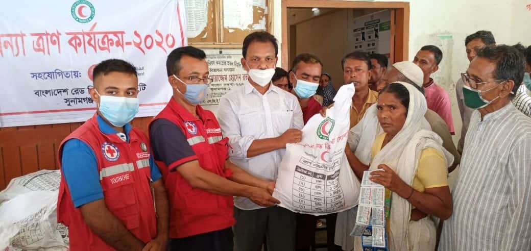 ধর্মপাশার জয়শ্রী ইউনিয়নে বন্যার্ত পরিবারের মধ্যে খাদ্যসামগ্রী বিতরণ করলেন এড.হায়দার চৌধুরী লিটন