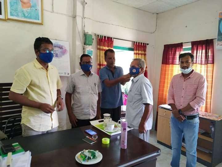 ধর্মপাশায় প্রশাসনের উদ্যোগে মুক্তিযোদ্ধাদের মাঝে বিনামুল্যে শাড়ী, মাস্ক বিতরণ ও চেক হস্তান্তর