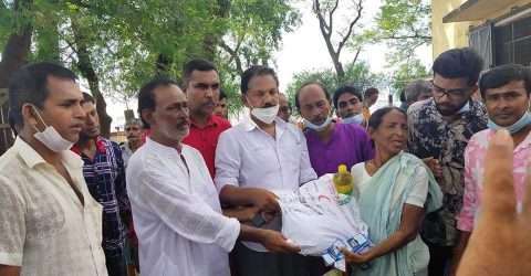 ধর্মপাশার মধ্যনগরে ১৫০টি বন্যার্ত পরিবারের মধ্যে ত্রাণ সামগ্রী বিতরণে হায়দার চৌধুরী লিটন