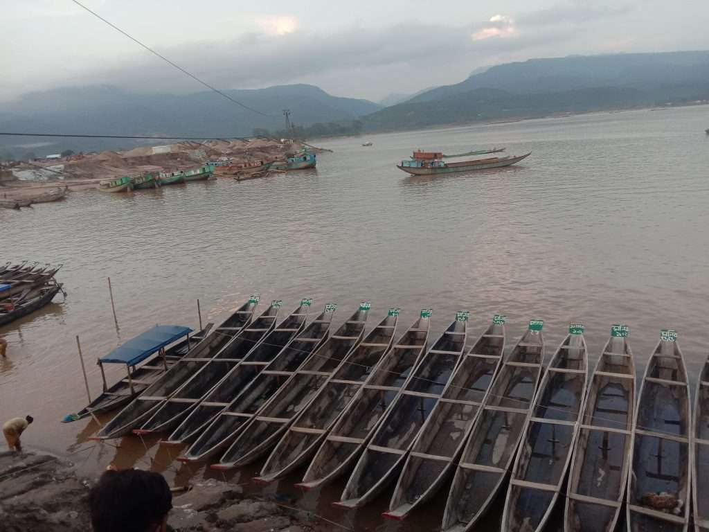 কোম্পানীগঞ্জের ভোলাগঞ্জে আবাসিক এলাকায় বালু উত্তোলন