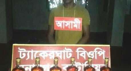তাহিরপুর সীমান্তে ভারতীয় মদের চালান সহ কারবারী আটক
