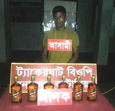 তাহিরপুর সীমান্তে ভারতীয় মদের চালান সহ কারবারী আটক