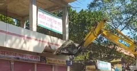 কুলাউড়া রেলওয়ে জংশন এলাকায় অবৈধ স্থাপনা উচ্ছেদ