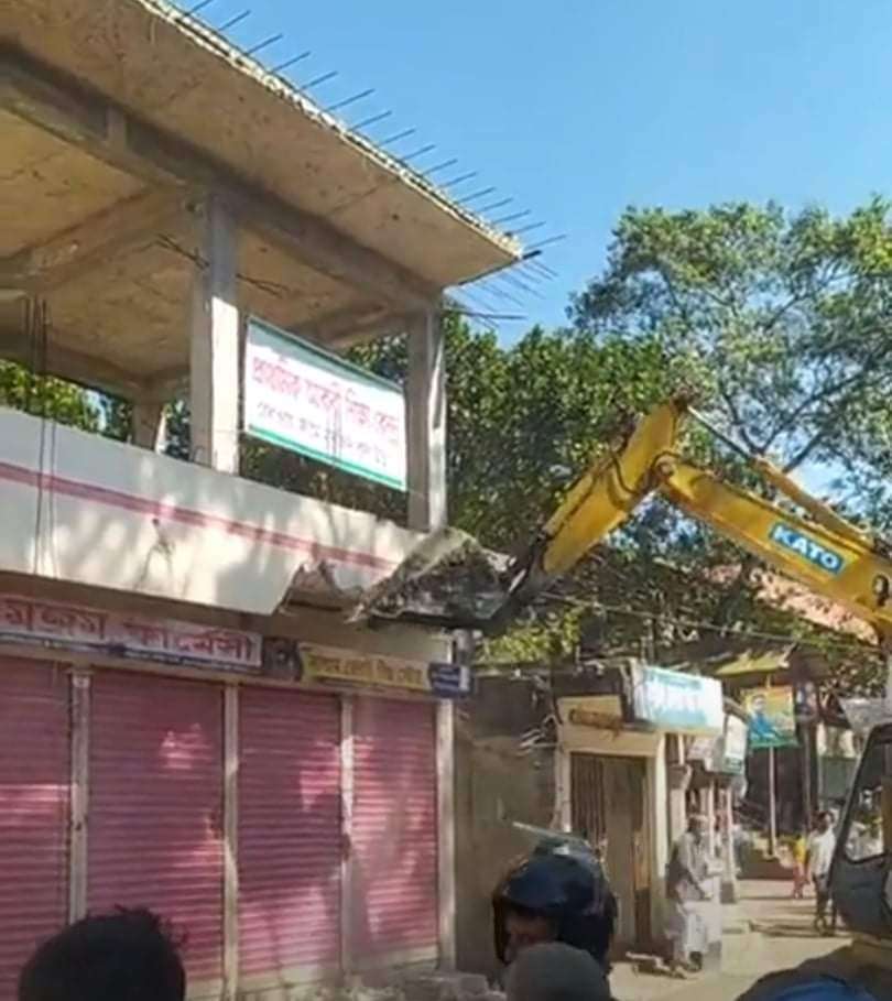 কুলাউড়া রেলওয়ে জংশন এলাকায় অবৈধ স্থাপনা উচ্ছেদ