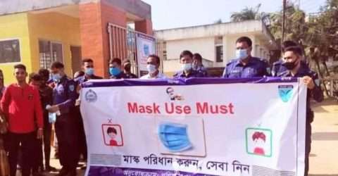 করোনা ভাইরাসের ২য় ঢেউ সামলাতে কুলাউড়া থানা পুলিশের উদ্যোগে বিনামূল্যে মাস্ক বিতরণ