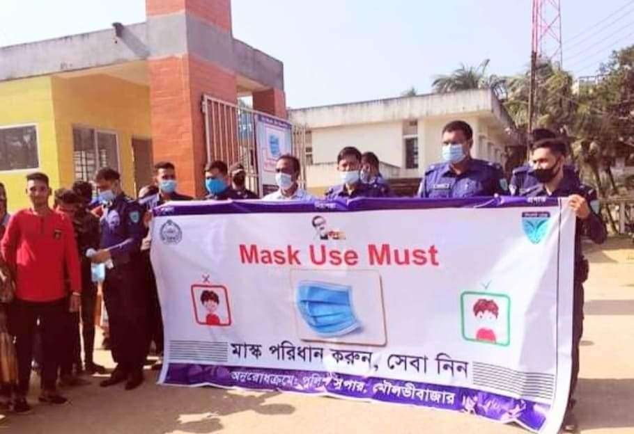 করোনা ভাইরাসের ২য় ঢেউ সামলাতে কুলাউড়া থানা পুলিশের উদ্যোগে বিনামূল্যে মাস্ক বিতরণ