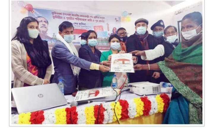 রাজনগরে ৯৮টি পরিবারকে জমি ও ঘর হস্তান্তর