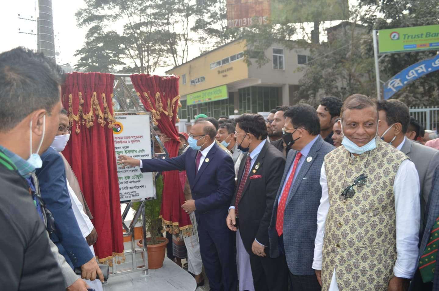 সিলেট নগরীতে রাস্তার ডিভাইডার ও সড়কবাতি উদ্বোধন করলেন দুই মন্ত্রী