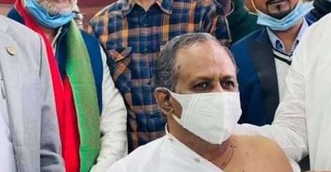 সুনামগঞ্জে প্রথম করোনার ভ্যাকসিন নিলেন সাংসদ মানিক