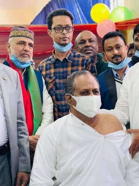 সুনামগঞ্জে প্রথম করোনার ভ্যাকসিন নিলেন সাংসদ মানিক