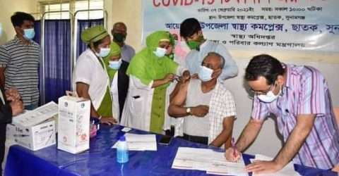 ছাতকে প্রথম করোনা ভ্যাকসিন নিলেন উপজেলা চেয়ারম্যান ফজলুর রহমান