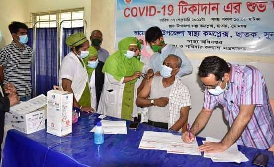 ছাতকে প্রথম করোনা ভ্যাকসিন নিলেন উপজেলা চেয়ারম্যান ফজলুর রহমান