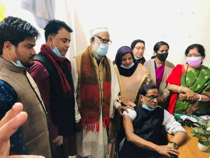 রাজনগরে প্রথম করোনা ভ্যাকসিন গ্রহণ করেছেন মিলন বখত