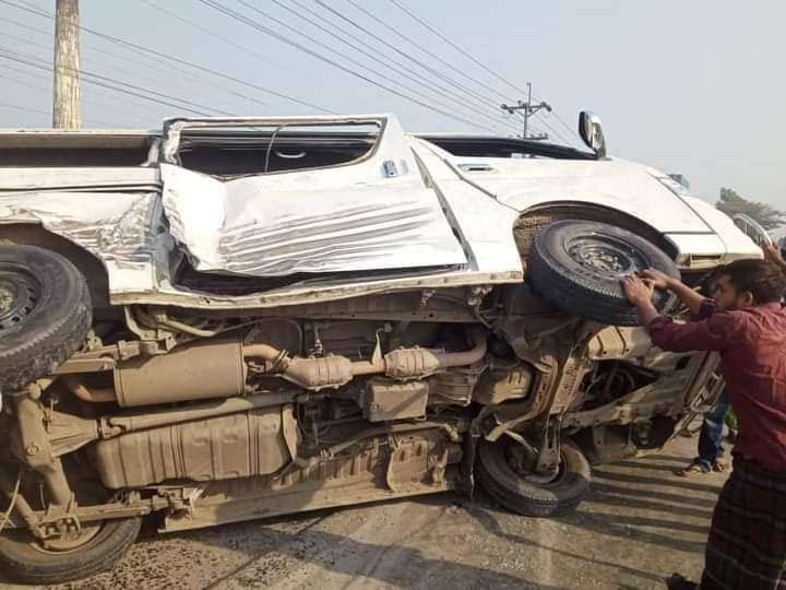 নির্বাচনী প্রচারণায় যাওয়ার প্রাক্কালে কেন্দ্রীয় স্বেচ্ছাসেবক লীগ নের্তৃবৃন্দের গাড়ি দূর্ঘটনার কবলে