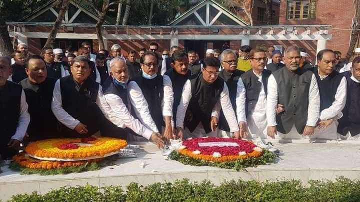 বঙ্গবন্ধুর সমাধিতে সিলেট জেলা আ’লীগের পুষ্পস্তবক অর্পণ