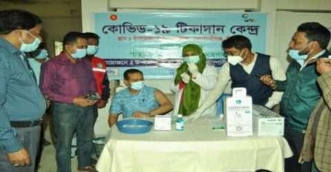 কোম্পানীগঞ্জে প্রথম করোনা টিকা নিলেন ডা.কামরুজ্জামান রাসেল