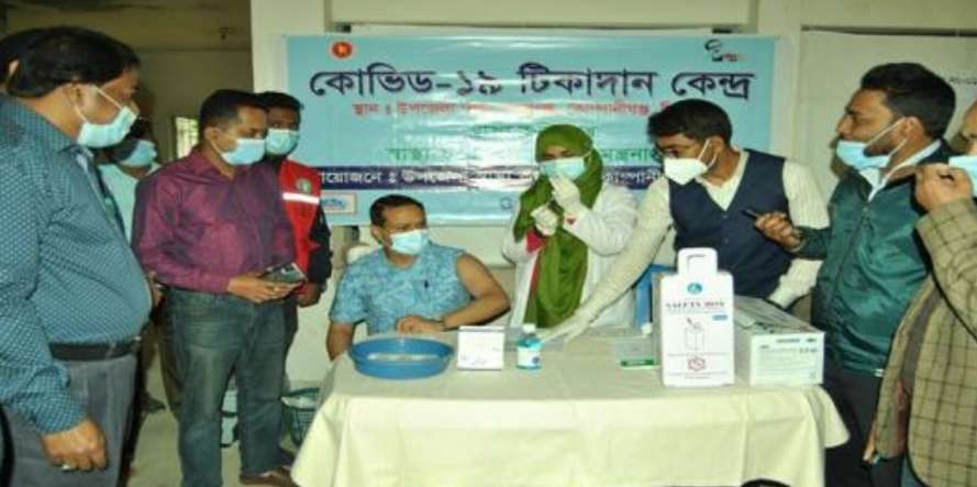 কোম্পানীগঞ্জে প্রথম করোনা টিকা নিলেন ডা.কামরুজ্জামান রাসেল