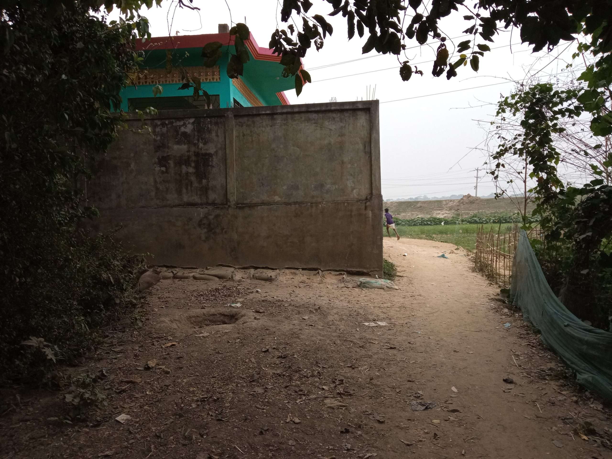 কোম্পানীগঞ্জে প্রভাবশালীর দখলে শতাধিক পরিবারের রাস্তার প্রবেশ মুখ: চলাচলে বাধা