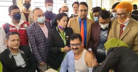 চাঁপাইনবাবগঞ্জে করোনার টিকা প্রদান শুরু, প্রথমেই নিলেন জেলা প্রশাসক