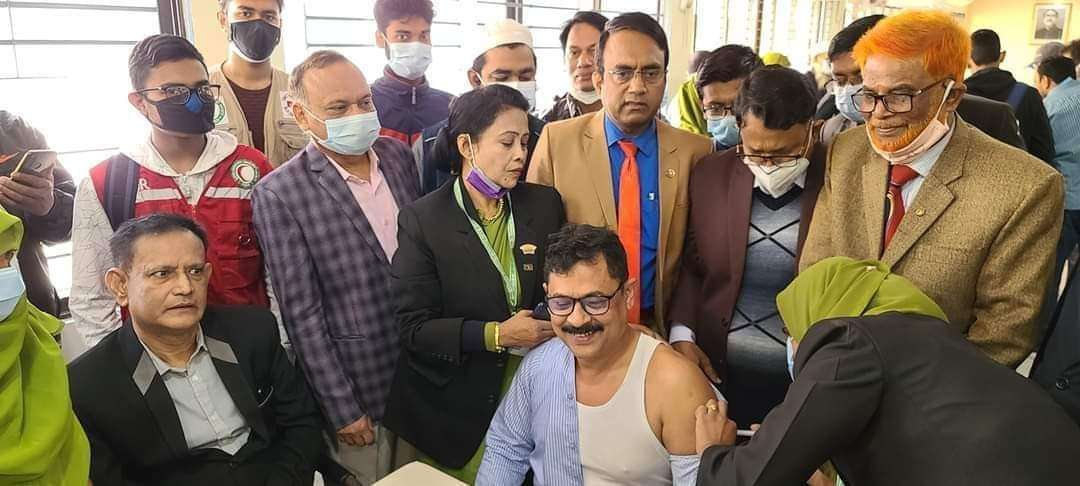 চাঁপাইনবাবগঞ্জে করোনার টিকা প্রদান শুরু, প্রথমেই নিলেন জেলা প্রশাসক