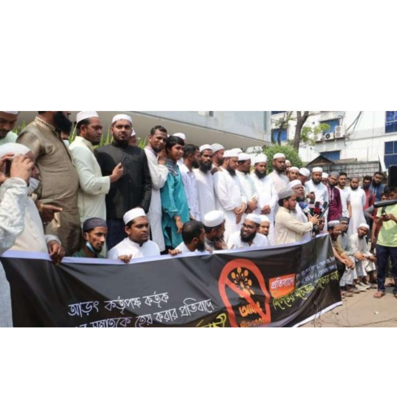 দাঁড়ি কাটার প্রস্তাবের প্রতিবাদে সিলেটে আড়ং শো-রুমের সামনে প্রতিবাদ