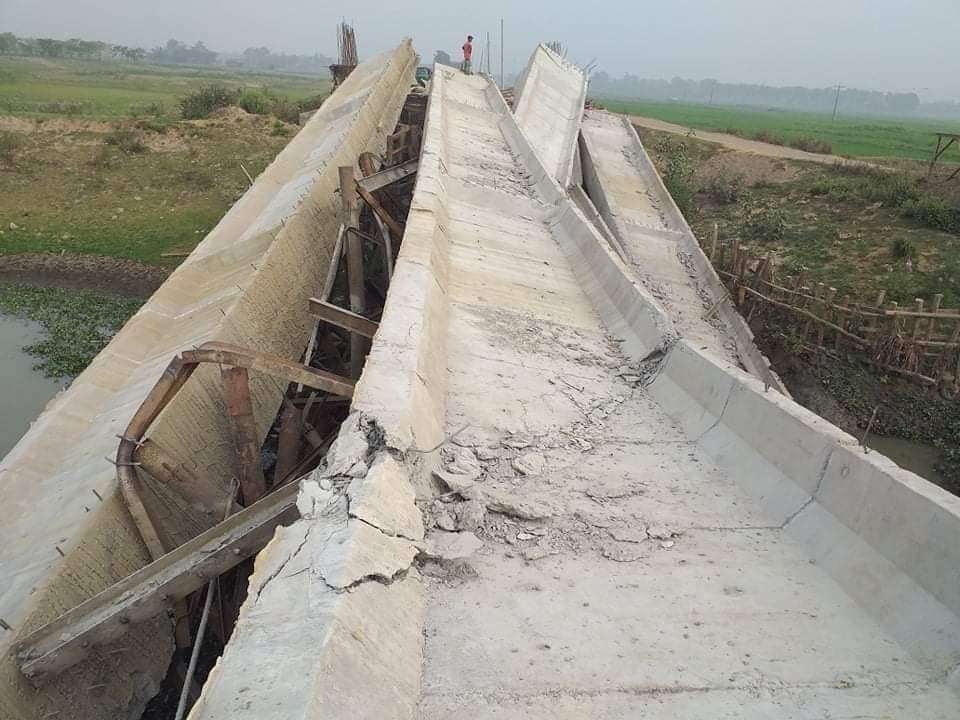 উদ্বোধনের আগেই ভেঙ্গে গেলো ব্রীজ